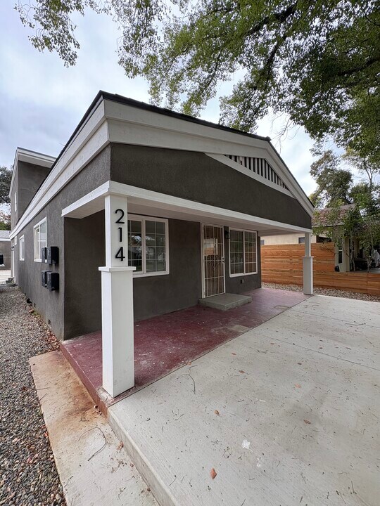 214 Kimble St, Unit B in Modesto, CA - Building Photo