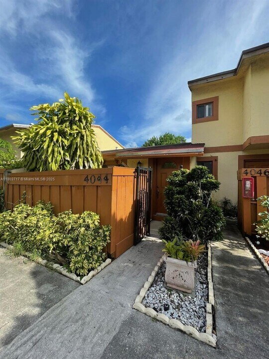 4044 Sierra Terrace in Sunrise, FL - Building Photo