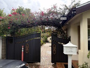 1838 Glenwood Rd in Glendale, CA - Foto de edificio - Building Photo