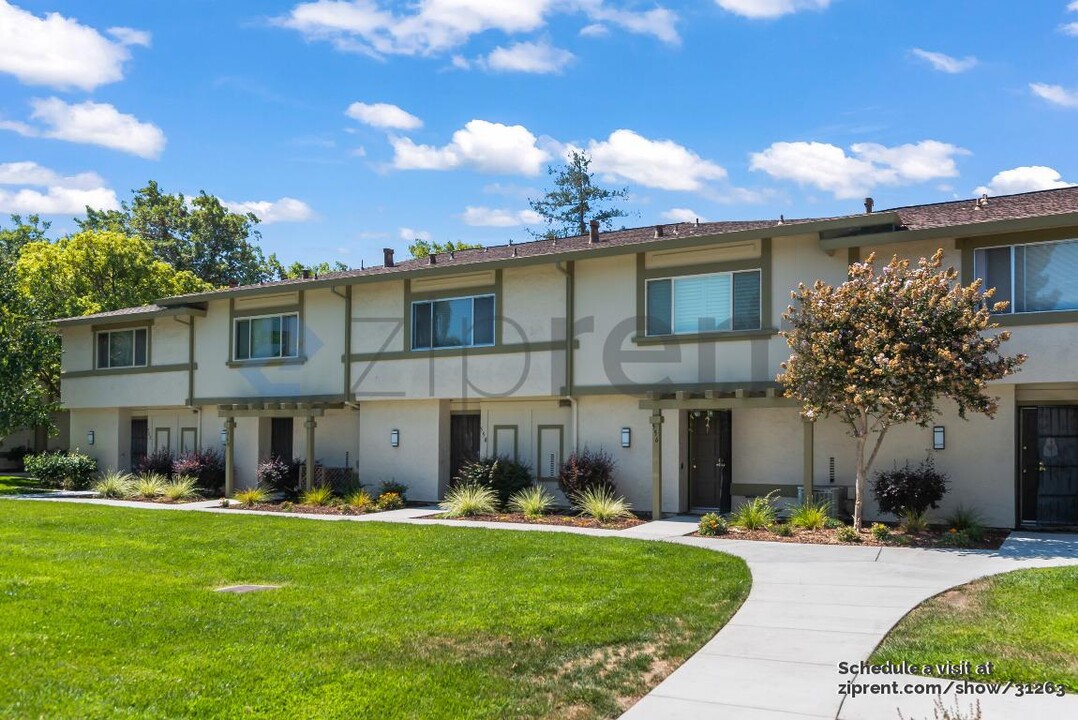 556 Valley Forge Way in Campbell, CA - Foto de edificio