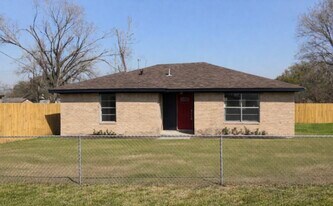 8015 Howton St in Houston, TX - Building Photo