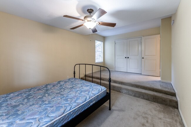 422 River Oaks Dr in Huntsville, TX - Building Photo - Building Photo