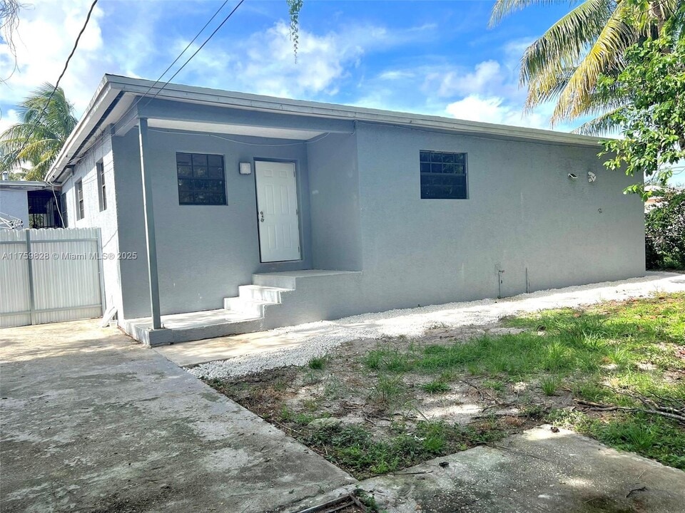 1152 NW 127th St in North Miami, FL - Building Photo