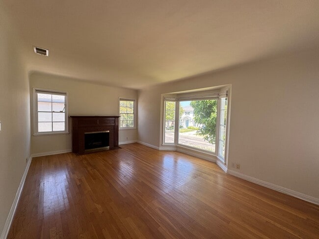 8111 Yorktown Ave in Los Angeles, CA - Building Photo - Building Photo