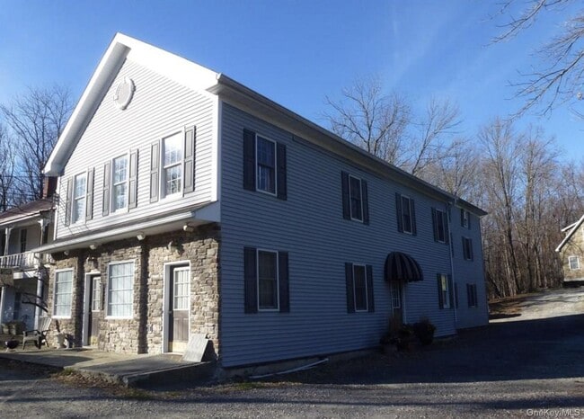 106 Newport Bridge Rd in Warwick, NY - Building Photo - Building Photo