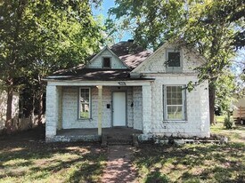 946 W Poplar St in Springfield, MO - Building Photo