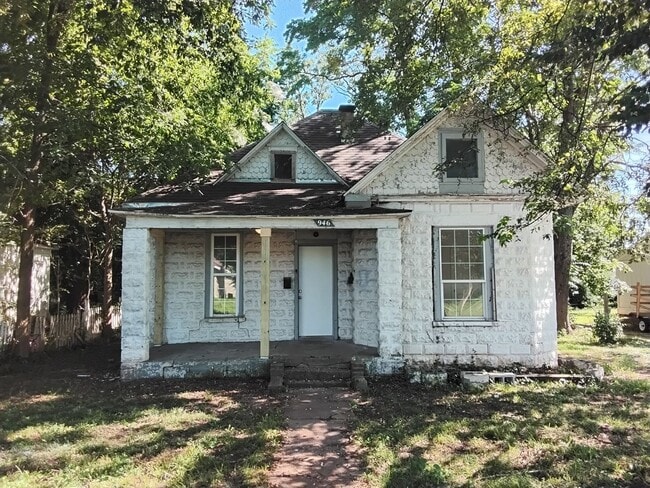 property at 946 W Poplar St
