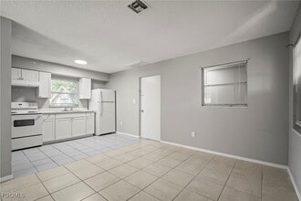 75 Cypress St in North Fort Myers, FL - Building Photo - Building Photo