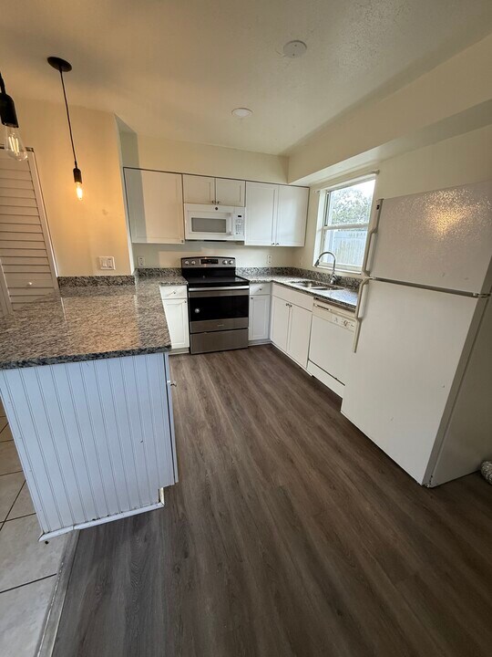 15718 Morgan St, Unit B in Clearwater, FL - Building Photo
