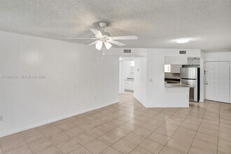 8343 Lake Dr in Doral, FL - Building Photo - Building Photo