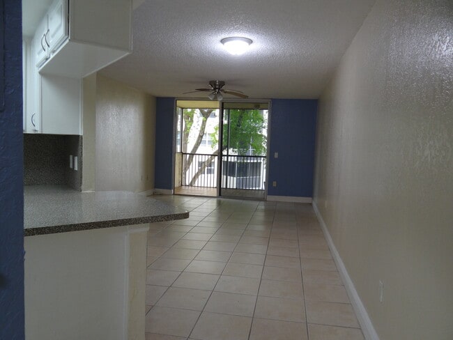 8225 Lake Dr, Unit 304 in Doral, FL - Foto de edificio - Building Photo