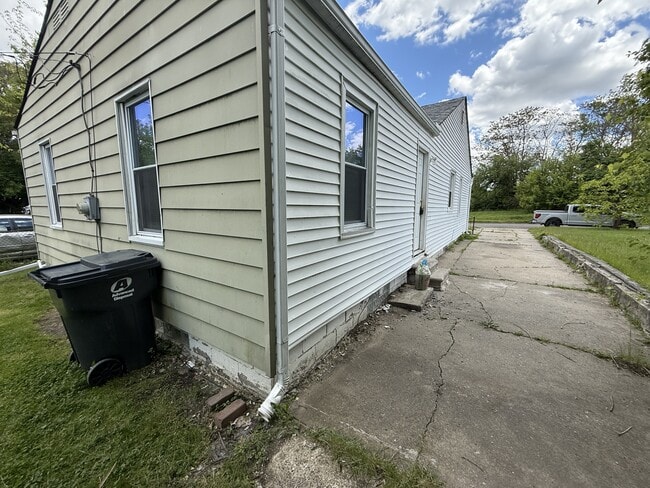 502 Montana Ave in Pontiac, MI - Foto de edificio - Building Photo