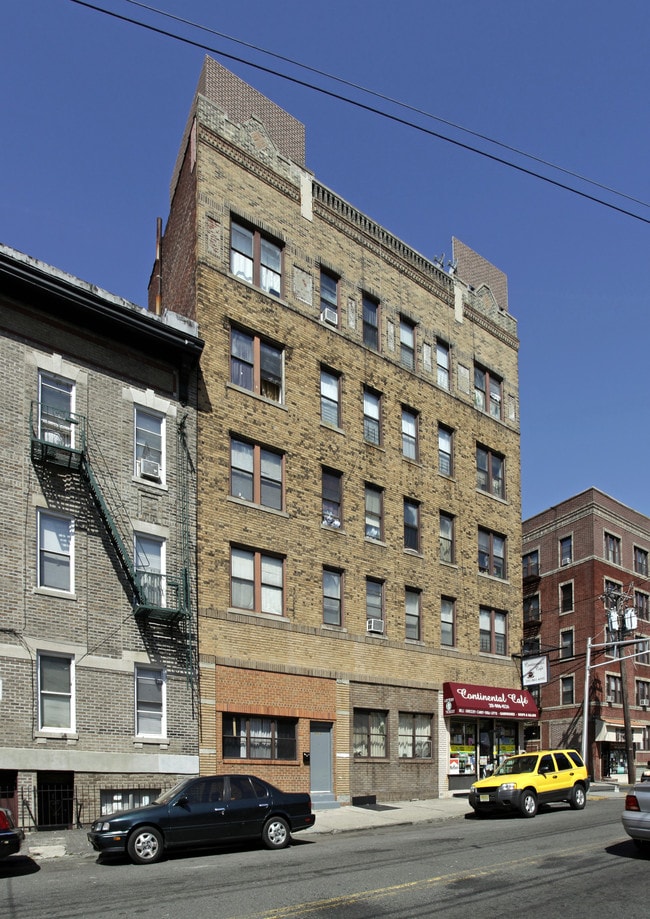 West Broadway Condos in West New York, NJ - Foto de edificio - Building Photo