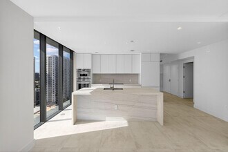 700 NE 24th St in Miami, FL - Building Photo - Building Photo