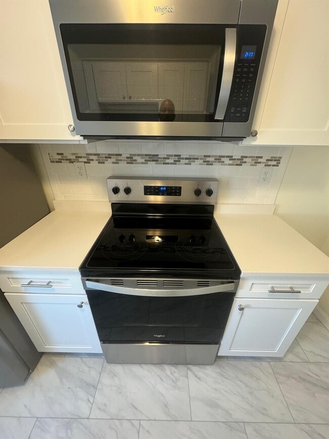 37 Davis Square, Unit 9 in Somerville, MA - Foto de edificio - Building Photo