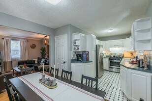 303 E Braddock Rd in Alexandria, VA - Building Photo