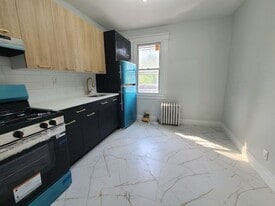 539 Scotland Rd, Unit 201 in Orange, NJ - Building Photo