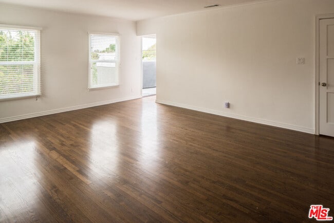 5861 Whitworth Dr in Los Angeles, CA - Building Photo - Building Photo