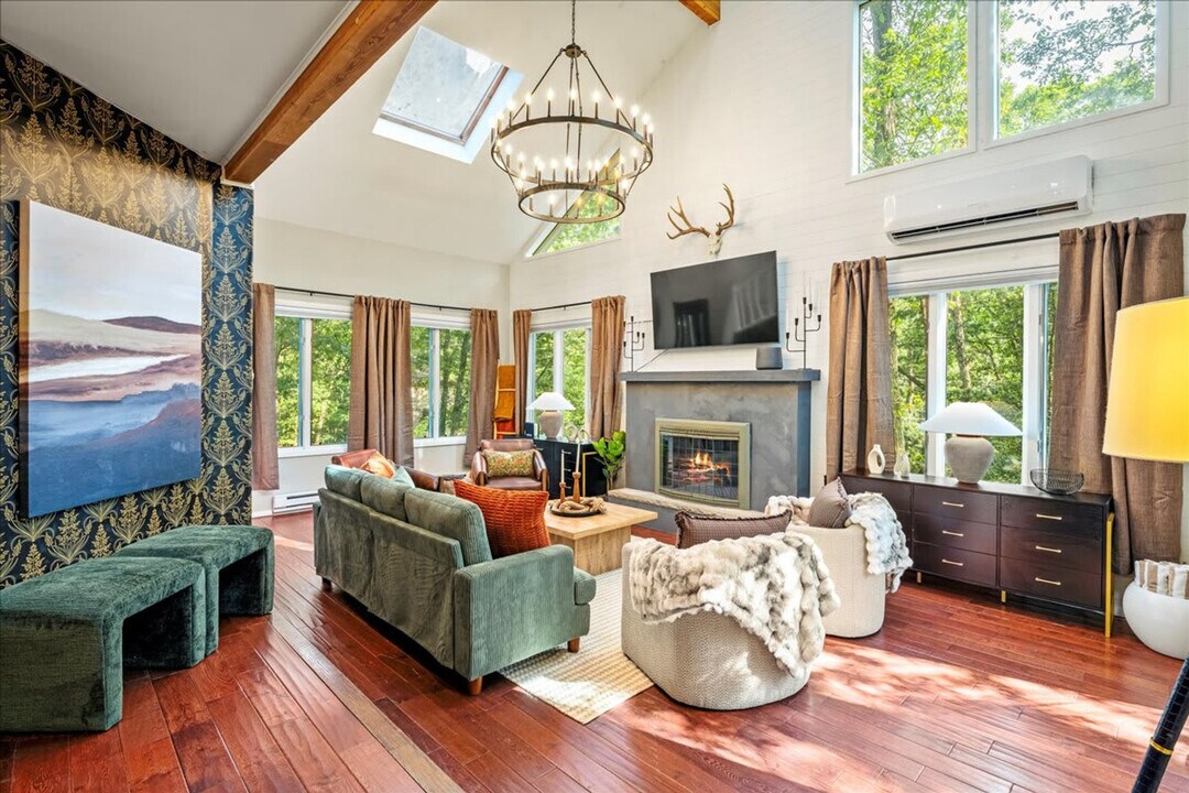 1825 Jennifer Dr in East Stroudsburg, PA - Foto de edificio