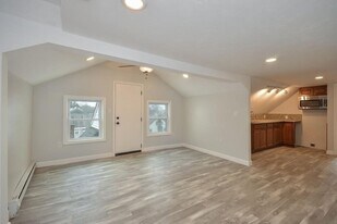 9 Cottage Ct, Unit 3 in Middleboro, MA - Building Photo