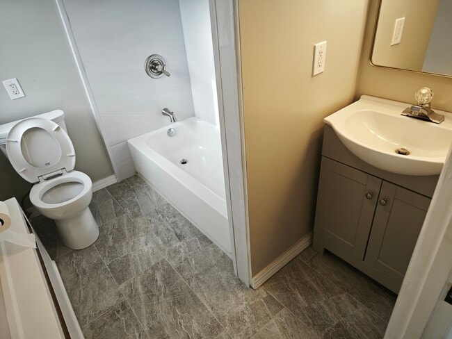 612 W Garrison St, Unit Upper in Bethlehem, PA - Foto de edificio - Building Photo