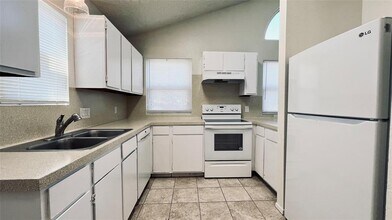 8901 Pineridge Dr in Austin, TX - Building Photo - Building Photo