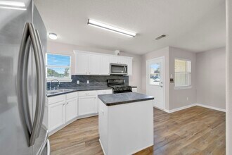 987 Oak Glen Dr in Willis, TX - Foto de edificio - Building Photo