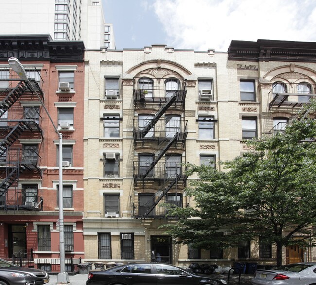305 E 76th St in New York, NY - Building Photo - Building Photo