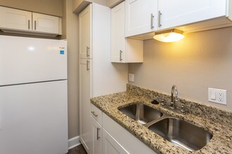 Garden Grove Apartments in Sarasota, FL - Foto de edificio - Interior Photo
