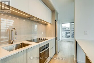 395 Square One Dr in Mississauga, ON - Building Photo - Building Photo