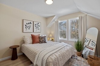 23 Deer St, Unit B in Tilton, NH - Foto de edificio - Building Photo