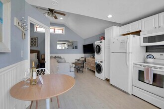 4 Oak St in Wading River, NY - Foto de edificio - Building Photo