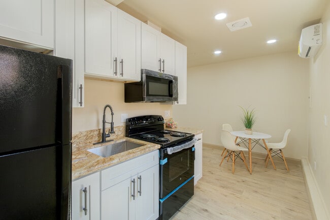 1174 Sea Strand Ln in San Diego, CA - Foto de edificio - Building Photo