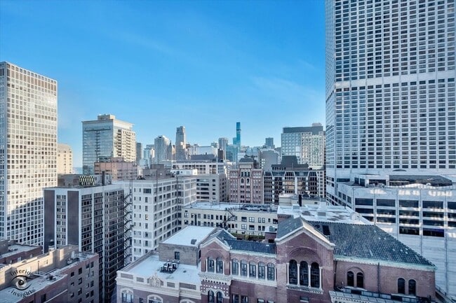 200 E Delaware Pl in Chicago, IL - Building Photo - Building Photo