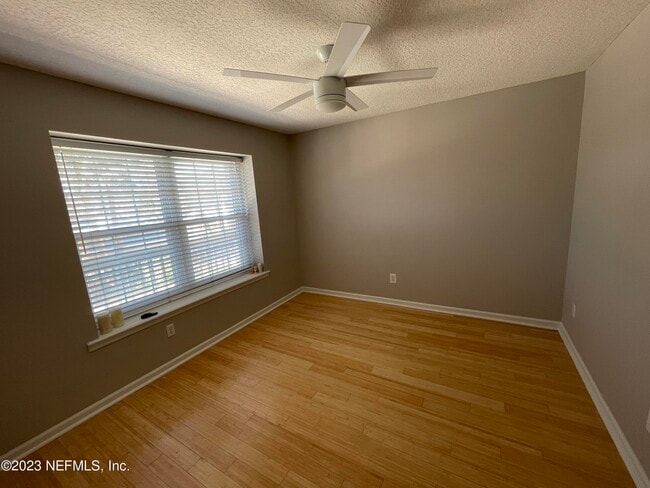 382 1st St S in Jacksonville Beach, FL - Foto de edificio - Building Photo