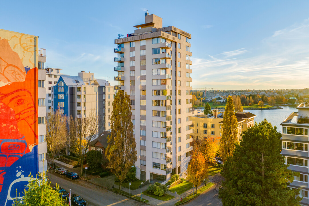 Curzon House in Vancouver, BC - Building Photo