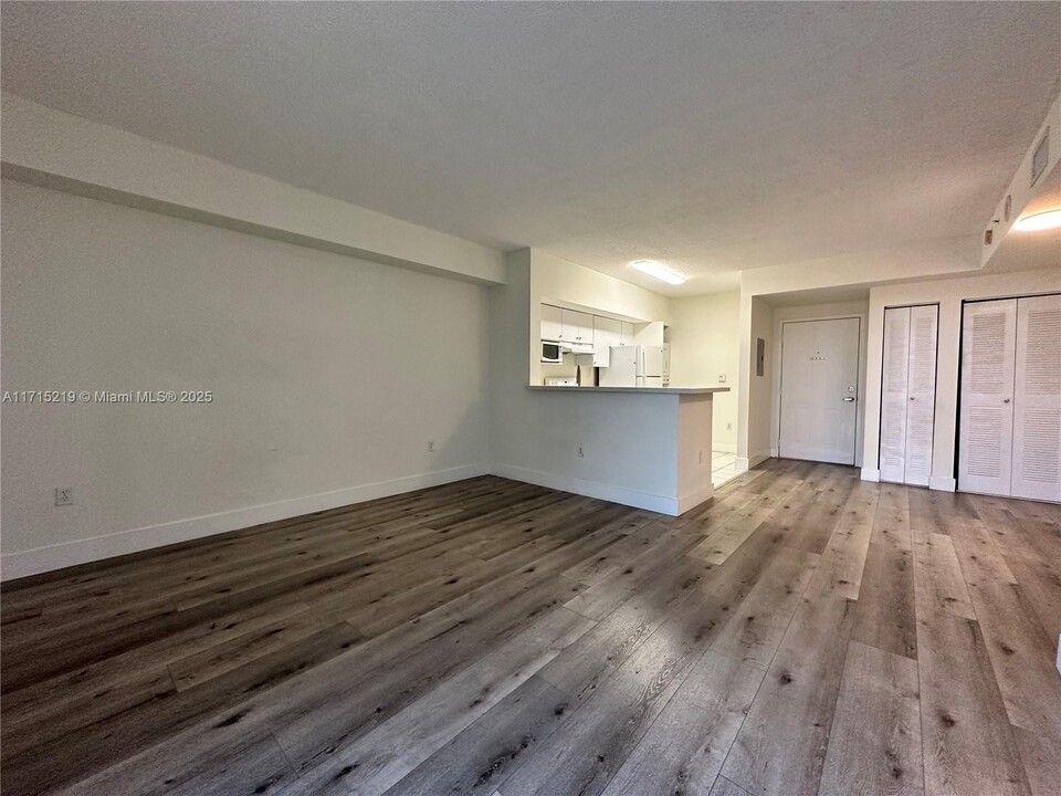 5077 NW 7th St, Unit 609 in Miami, FL - Building Photo