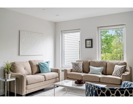 317 Belgrade Ave-Unit -306 in Boston, MA - Building Photo - Building Photo