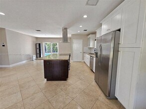 18380 NE 21st Pl in North Miami Beach, FL - Building Photo - Building Photo