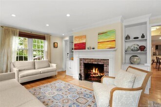 25 Summit Rd in Greenwich, CT - Foto de edificio - Building Photo