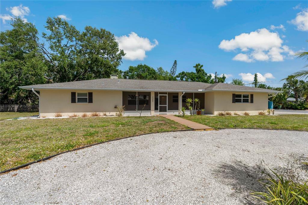 2485 Belvoir Blvd in Sarasota, FL - Building Photo