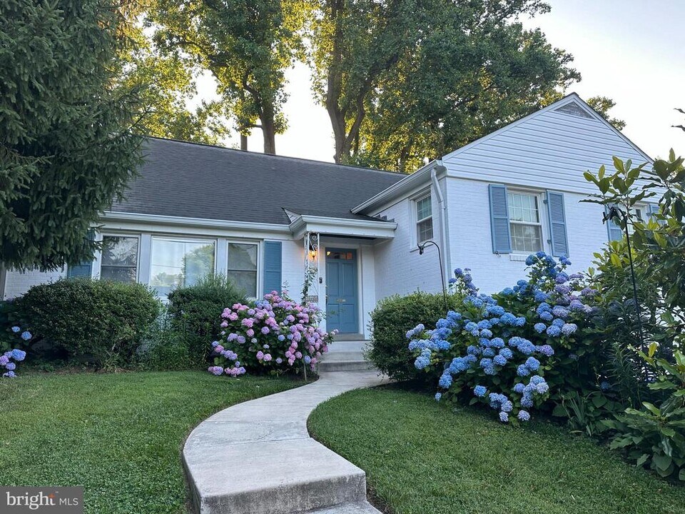 5707 Cromwell Dr in Bethesda, MD - Building Photo