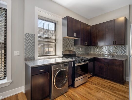 629 W Oakdale Ave, Unit 3 in Chicago, IL - Foto de edificio - Building Photo