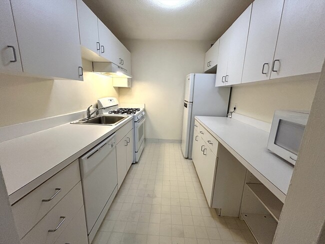 33 Pond Ave in Brookline, MA - Building Photo - Building Photo