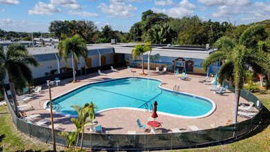 3320 Lake Osborne Dr in Lake Worth Beach, FL - Building Photo - Building Photo