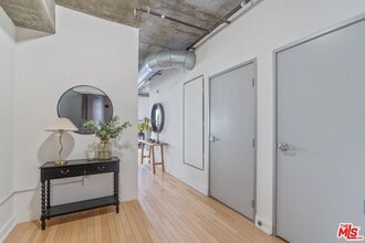 645 W 9th St in Los Angeles, CA - Building Photo - Building Photo