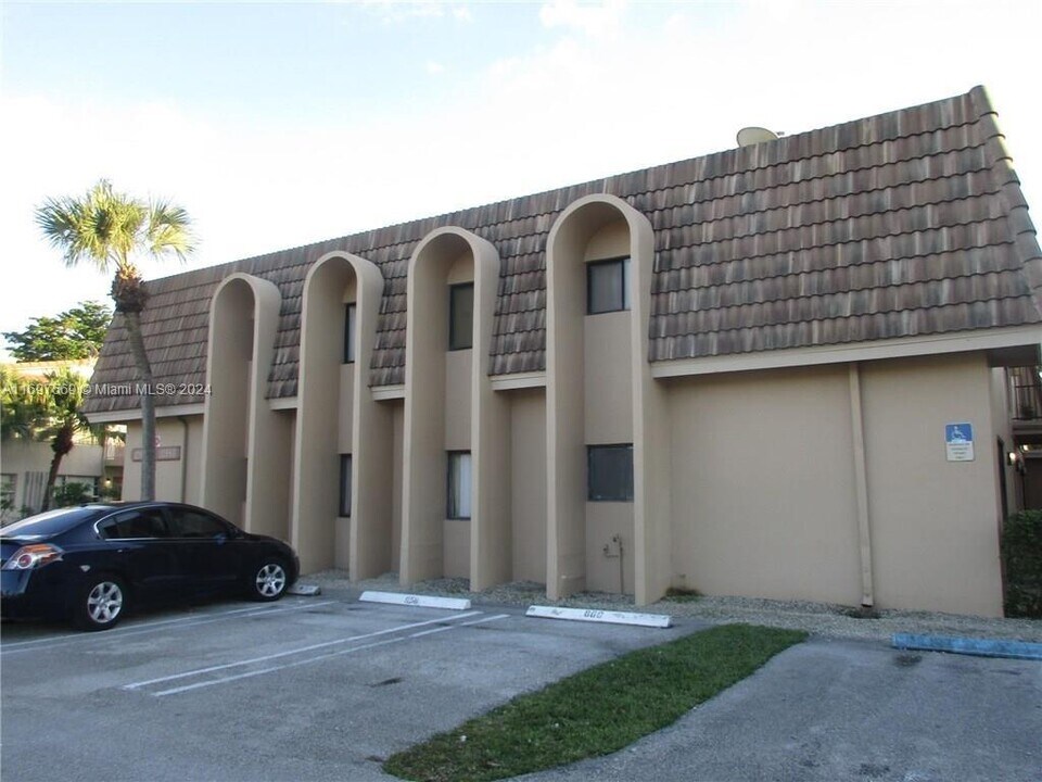 10856 Royal Palm Blvd in Coral Springs, FL - Building Photo