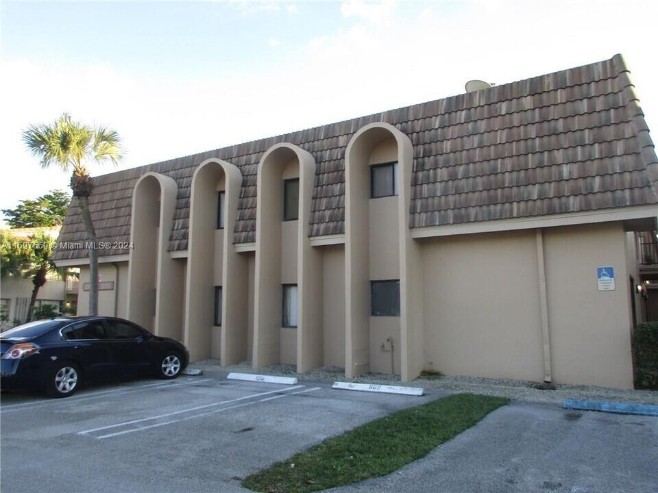 10856 Royal Palm Blvd in Coral Springs, FL - Foto de edificio