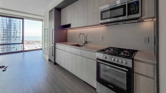 101 E Roosevelt Rd in Chicago, IL - Building Photo