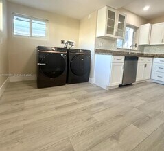 716 NE 7th St in Hallandale Beach, FL - Building Photo - Building Photo